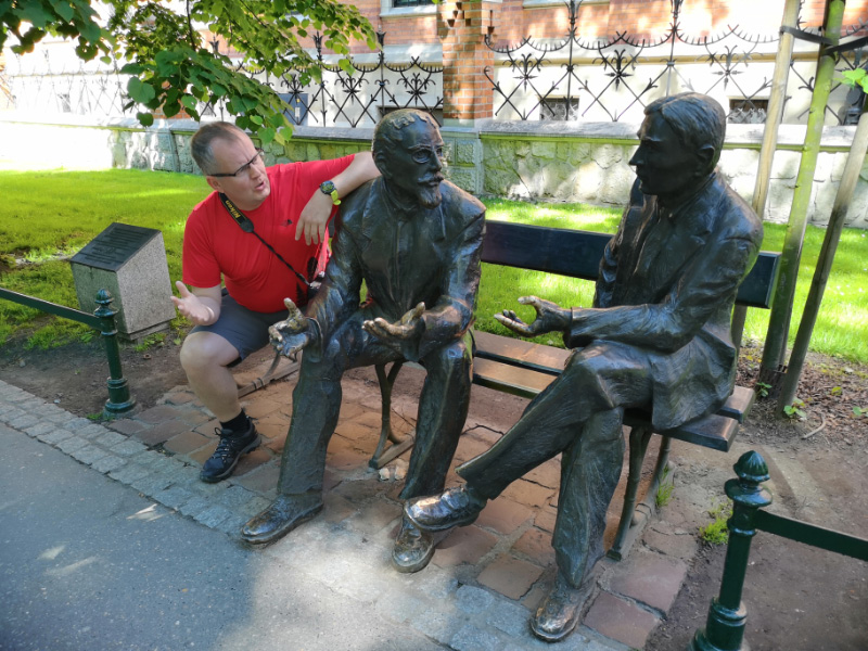 Statues 2